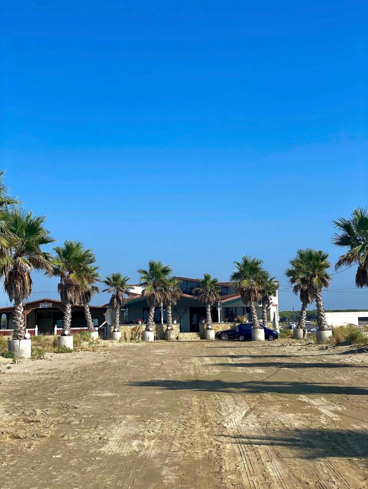 Saint Tropez Durres Hotell Bisht Kamez Exteriör bild